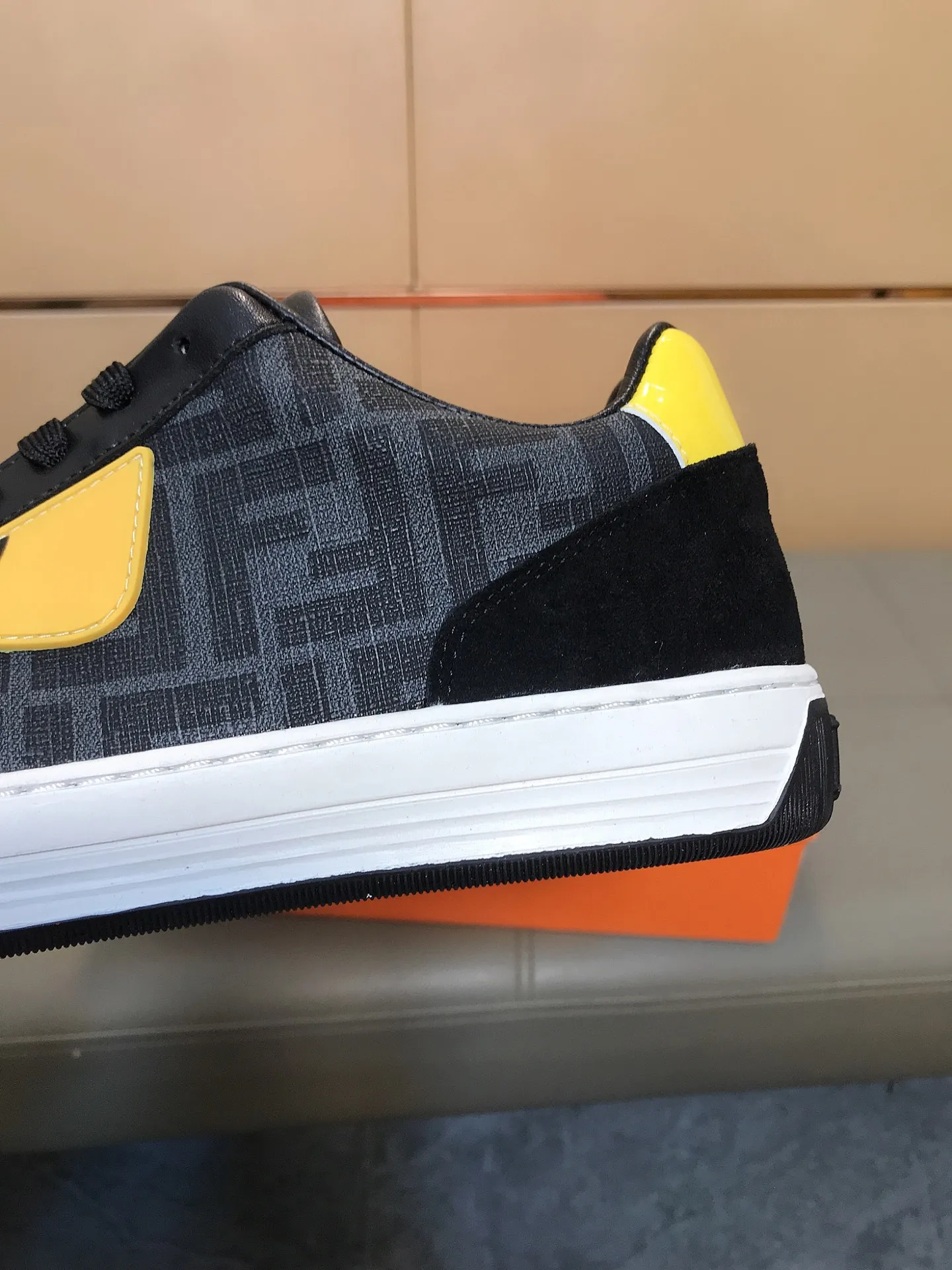 Ex-factory price 400 👟👟💎Fendi [Fendi] men's new high-top casual shoes are on the market 🔥The shoe body is made of brand-specific embossed leather, sheepskin lining, breathable and does not cover the feet! Fashionable casual shoes 🙈Non-slip and wear-resistant outsole👣 Standard size 38-44